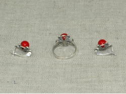  Комплект кольцо и серьги из красного коралла