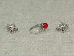  Комплект кольцо и серьги из красного коралла