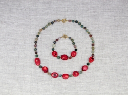  Комплект Наира - ожерелье и браслет из красного коралла и зеленого агата от Nur